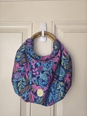LILLY PULITZER • NAVY CALYPSO COAST PRINT BAMBOO HANDBAG 🩷💙